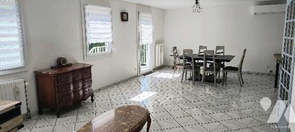 Maison de 103 m2 sur 4,76 ares dans quartier résidentiel.