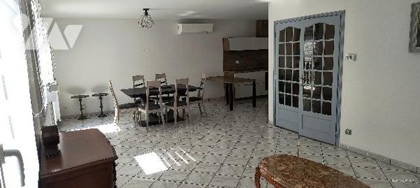 Maison de 103 m2 sur 4,76 ares dans quartier résidentiel.