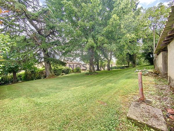 A vendre Maison de village 5 pieces de 134m2, a Ornezan, avec dependance sur un jardin arbore de