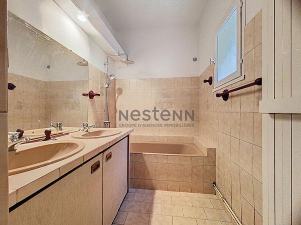 A vendre Maison de village 5 pieces de 134m2, a Ornezan, avec dependance sur un jardin arbore de