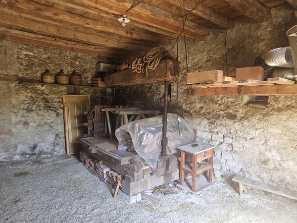 Ancien chai à Myans