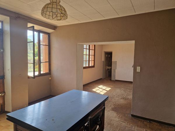 Ancien chai à Myans