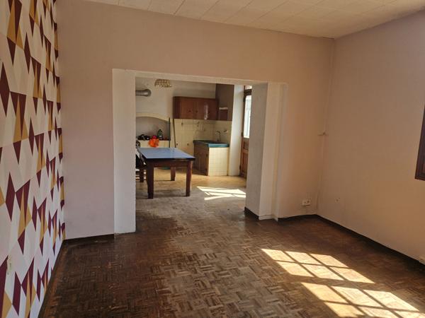 Ancien chai à Myans