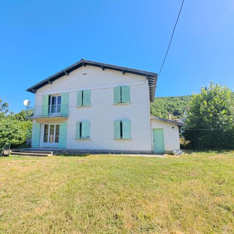 A VENDRE LAVELANET 2 APPARTEMENTS + 2 GARAGES + 2 JARDINS