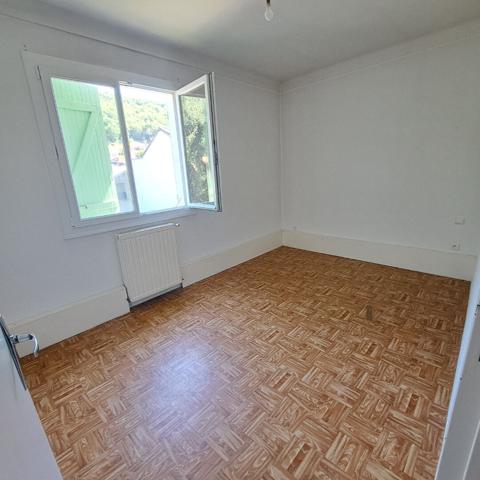 A VENDRE LAVELANET 2 APPARTEMENTS + 2 GARAGES + 2 JARDINS