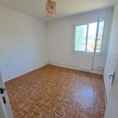 A VENDRE LAVELANET 2 APPARTEMENTS + 2 GARAGES + 2 JARDINS
