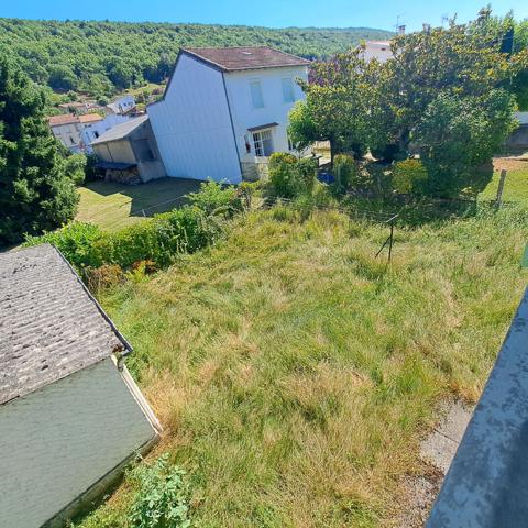A VENDRE LAVELANET 2 APPARTEMENTS + 2 GARAGES + 2 JARDINS