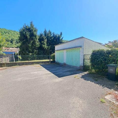 A VENDRE LAVELANET 2 APPARTEMENTS + 2 GARAGES + 2 JARDINS