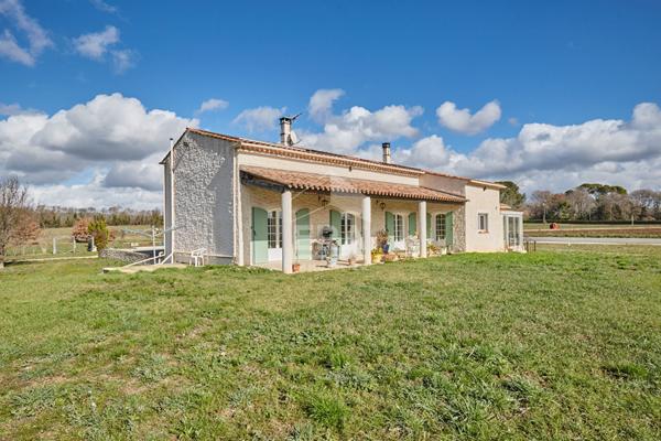 PUYRICARD  - MAISON SUR PLUS D'UN HECTARE DE TERRAIN