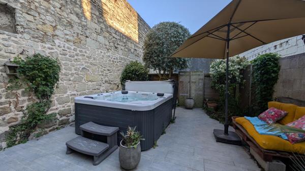 Maison de charme, terrasse avec son spa