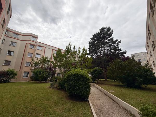 Studio Cergy 1 pièce 29.70 m2 loué sous LMNP €108 000 ** - Référence 2305
