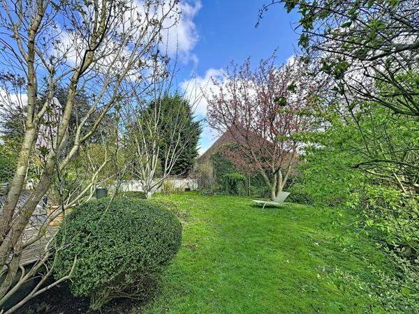SUPERBE DEMEURE BOURGEOISE AVEC JARDIN ET DEUX GARAGES