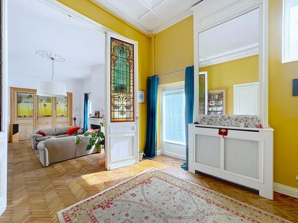 SUPERBE DEMEURE BOURGEOISE AVEC JARDIN ET DEUX GARAGES