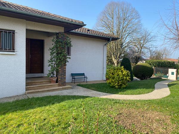 BUELLAS, belle maison familiale avec véranda et dépendances sur parc arboré