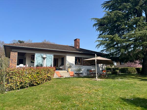BUELLAS, belle maison familiale avec véranda et dépendances sur parc arboré