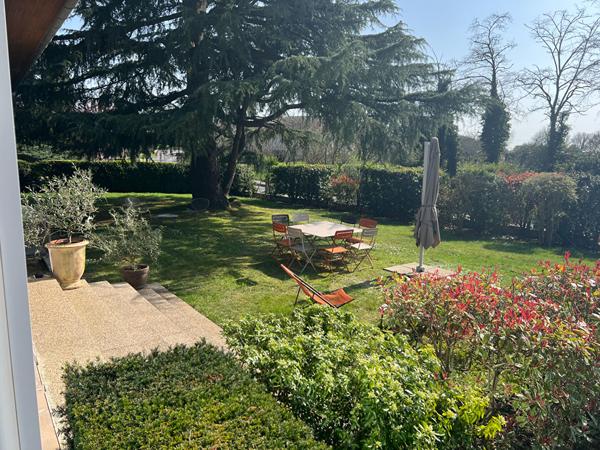 BUELLAS, belle maison familiale avec véranda et dépendances sur parc arboré