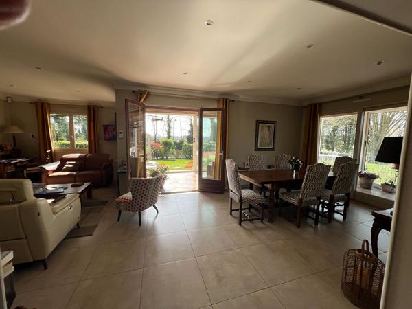 BUELLAS, belle maison familiale avec véranda et dépendances sur parc arboré