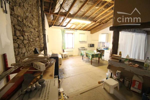 A vendre une maison à rénover avec possibilité de faire une cour à la place de la grange.