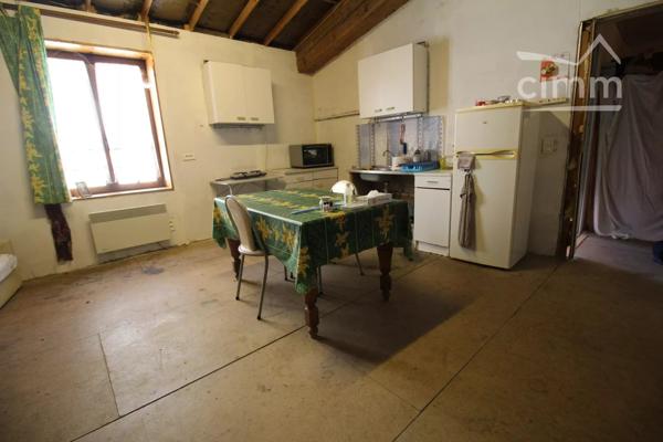 A vendre une maison à rénover avec possibilité de faire une cour à la place de la grange.