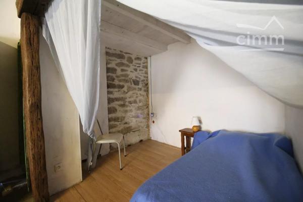 A vendre une maison à rénover avec possibilité de faire une cour à la place de la grange.