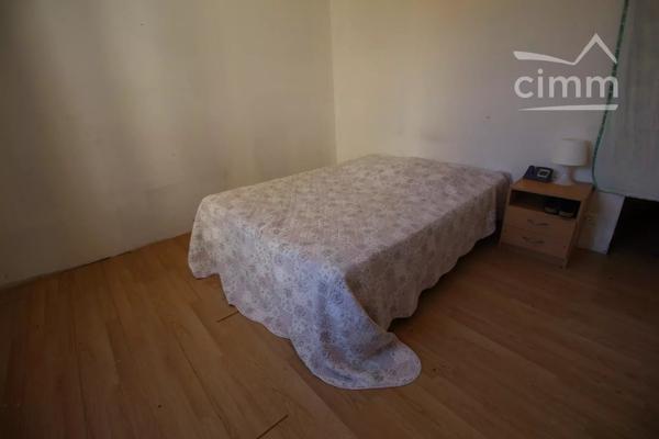 A vendre une maison à rénover avec possibilité de faire une cour à la place de la grange.