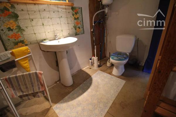 A vendre une maison à rénover avec possibilité de faire une cour à la place de la grange.
