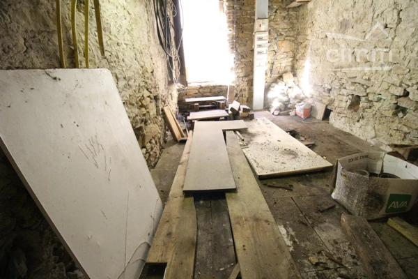 A vendre une maison à rénover avec possibilité de faire une cour à la place de la grange.