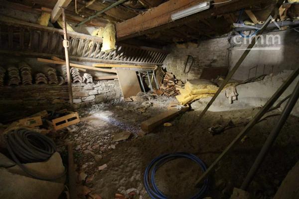 A vendre une maison à rénover avec possibilité de faire une cour à la place de la grange.