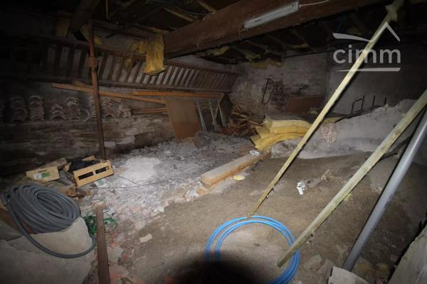 A vendre une maison à rénover avec possibilité de faire une cour à la place de la grange.