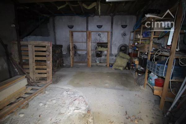 A vendre une maison à rénover avec possibilité de faire une cour à la place de la grange.