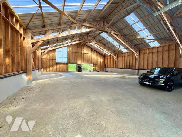 RARE EN HYPERCENTRE DE LANNILIS : HANGAR 300m2 état neuf + MAISON EN DUPLEX + terrain.

À moi...