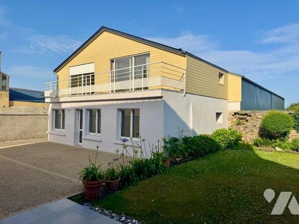 RARE EN HYPERCENTRE DE LANNILIS : HANGAR 300m2 état neuf + MAISON EN DUPLEX + terrain.

À moi...