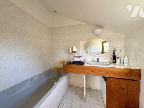 RARE EN HYPERCENTRE DE LANNILIS : HANGAR 300m2 état neuf + MAISON EN DUPLEX + terrain.

À moi...