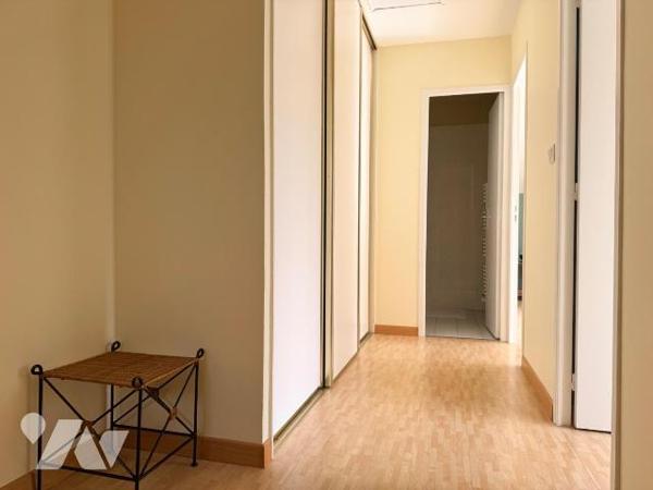RARE EN HYPERCENTRE DE LANNILIS : HANGAR 300m2 état neuf + MAISON EN DUPLEX + terrain.

À moi...
