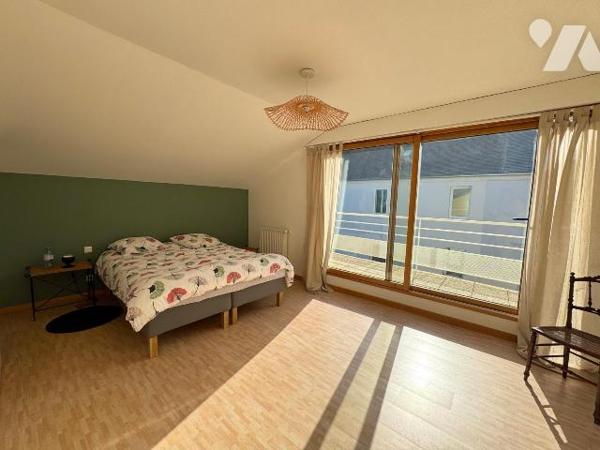 RARE EN HYPERCENTRE DE LANNILIS : HANGAR 300m2 état neuf + MAISON EN DUPLEX + terrain.

À moi...