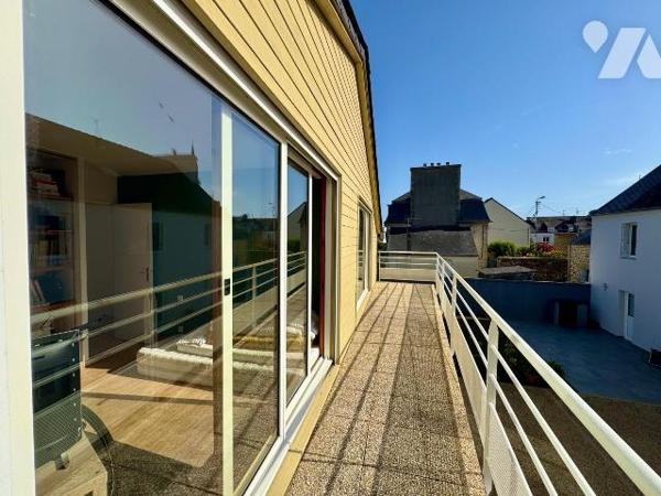 RARE EN HYPERCENTRE DE LANNILIS : HANGAR 300m2 état neuf + MAISON EN DUPLEX + terrain.

À moi...