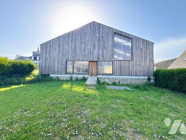 RARE EN HYPERCENTRE DE LANNILIS : HANGAR 300m2 état neuf + MAISON EN DUPLEX + terrain.

À moi...