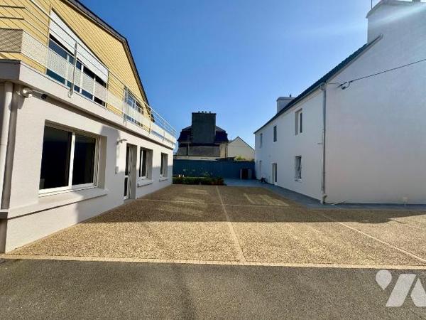 RARE EN HYPERCENTRE DE LANNILIS : HANGAR 300m2 état neuf + MAISON EN DUPLEX + terrain.

À moi...