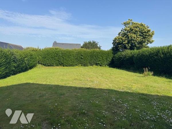 RARE EN HYPERCENTRE DE LANNILIS : HANGAR 300m2 état neuf + MAISON EN DUPLEX + terrain.

À moi...