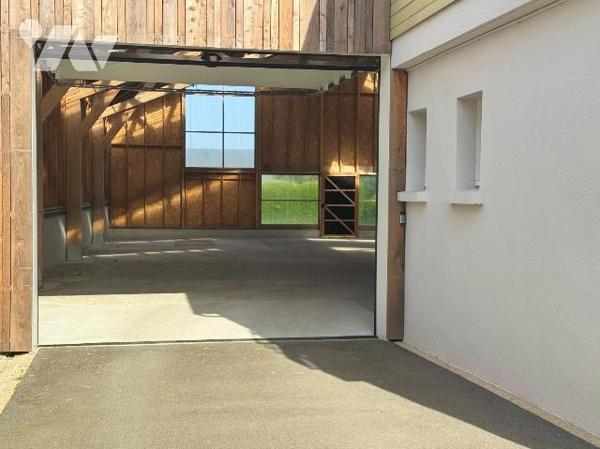 RARE EN HYPERCENTRE DE LANNILIS : HANGAR 300m2 état neuf + MAISON EN DUPLEX + terrain.

À moi...