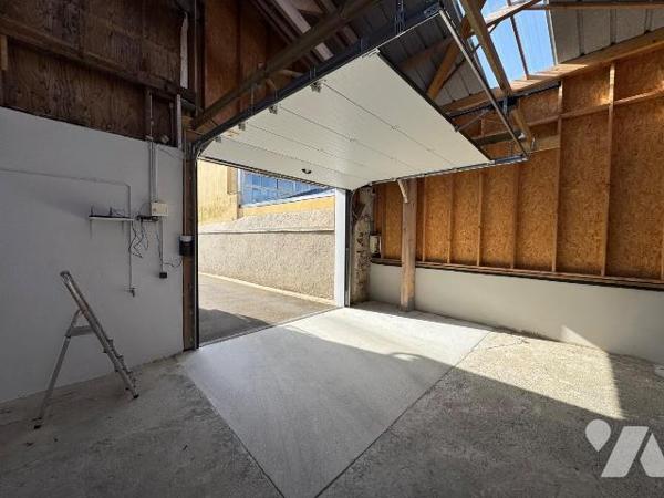 RARE EN HYPERCENTRE DE LANNILIS : HANGAR 300m2 état neuf + MAISON EN DUPLEX + terrain.

À moi...