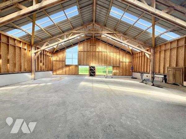 RARE EN HYPERCENTRE DE LANNILIS : HANGAR 300m2 état neuf + MAISON EN DUPLEX + terrain.

À moi...