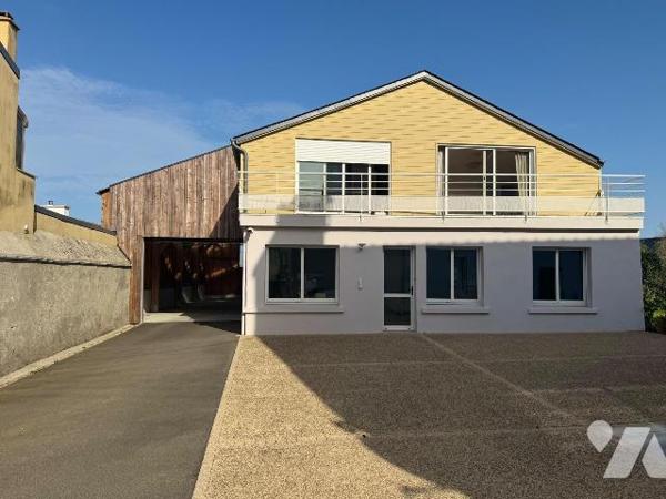 RARE EN HYPERCENTRE DE LANNILIS : HANGAR 300m2 état neuf + MAISON EN DUPLEX + terrain.

À moi...