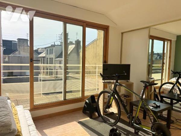 RARE EN HYPERCENTRE DE LANNILIS : HANGAR 300m2 état neuf + MAISON EN DUPLEX + terrain.

À moi...