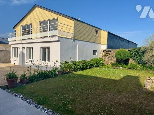 RARE EN HYPERCENTRE DE LANNILIS : HANGAR 300m2 état neuf + MAISON EN DUPLEX + terrain.

À moi...