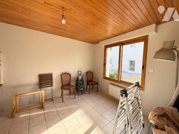 RARE EN HYPERCENTRE DE LANNILIS : HANGAR 300m2 état neuf + MAISON EN DUPLEX + terrain.

À moi...