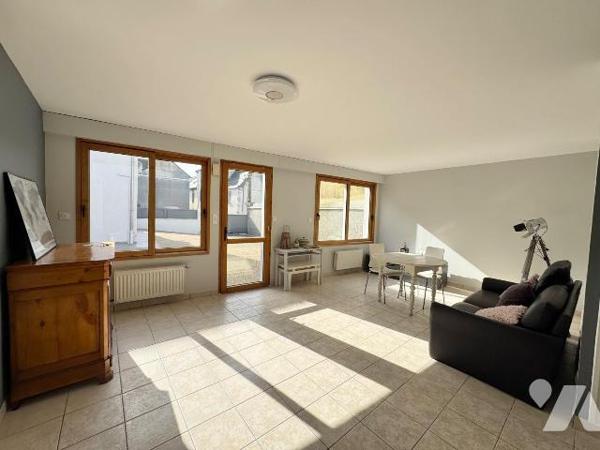 RARE EN HYPERCENTRE DE LANNILIS : HANGAR 300m2 état neuf + MAISON EN DUPLEX + terrain.

À moi...