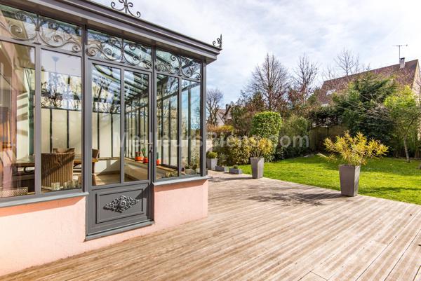 Elégante maison entièrement rénovée avec beau jardin plat plein sud