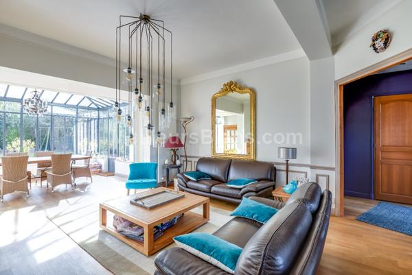 Elégante maison entièrement rénovée avec beau jardin plat plein sud