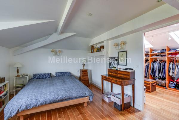 Elégante maison entièrement rénovée avec beau jardin plat plein sud